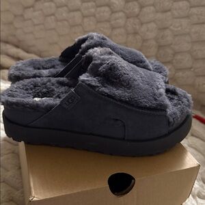 UGG Bayonna Slip-On in grey sz 6